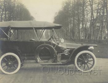 NSU 120.jpg - Firma Broederlet verkocht vanuit de 1e Dorpsstraat diverse oude auto's waaronder deze: NSU. Eigenaar auto: Garage Broederlet. Opname tussen 1910-20